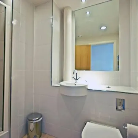 Apartament 12 Popeshead Court *