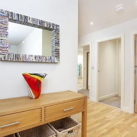 12 Popeshead Court *